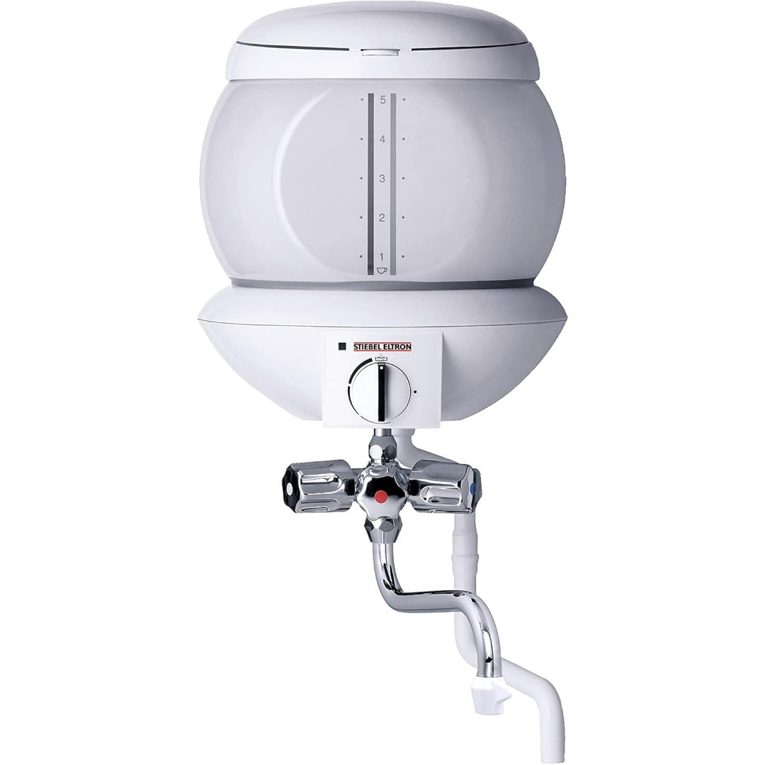 Acqua calda pronta da versare con il bollitore con elementi in acciaio inox