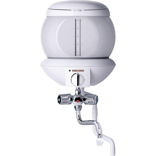 Acqua calda pronta da versare con il bollitore con elementi in acciaio inox