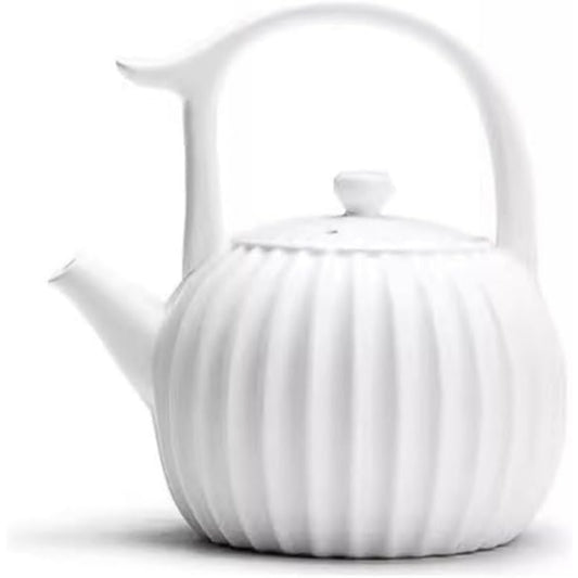 Bollitura su una fonte di calore esterna al recipiente di colore bianco e in ceramica