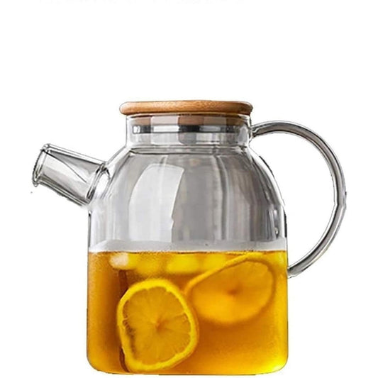 Acqua pronta da versare dal beccuccio di colore trasparente e con capacita dichiarata di 1800 ml